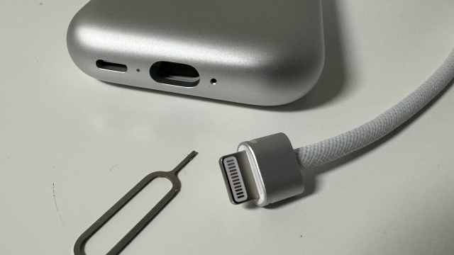 Apple Vision Pro Is Hiding a Little Secret: A Fat Lightning Cable