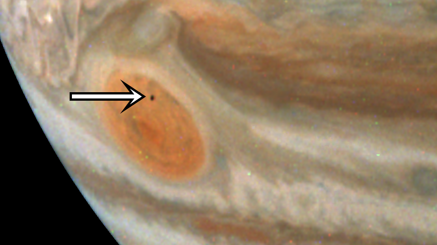 Juno'nun son görüntüsünde gizemli bir ay, Jüpiter'in Büyük Kırmızı Noktasını yok ediyor