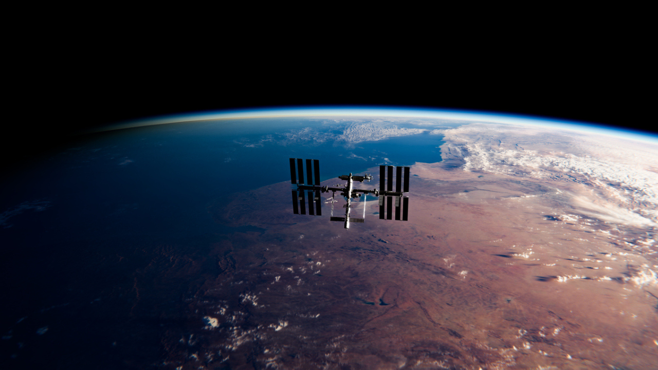 Orbiter fotoğrafçıları Uluslararası Uzay İstasyonuna kısa bir göz atıyor